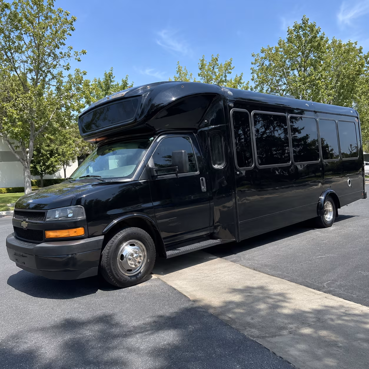 evesham 15 passenger party bus